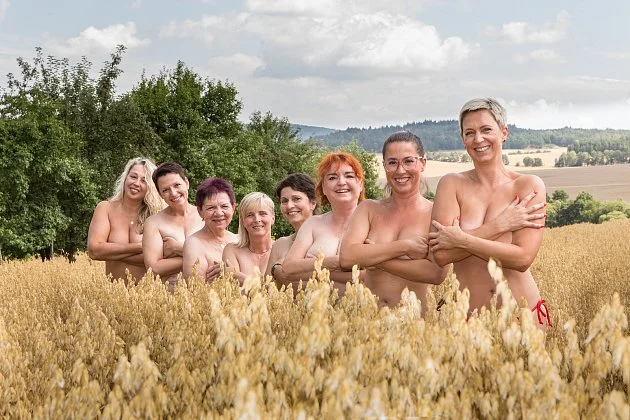 Hasičky z Domažlicka nafotily odvážný kalendář. Podpoří vážně nemocné