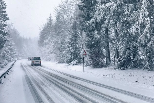 Silnice v Česku jsou s opatrností sjízdné. Někde se může tvořit ledovka a závěje