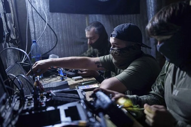 Ruský voják se na frontě převlékl za obřího tučňáka. Ukrajince neoklamal