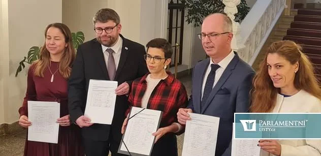 Babiš byl v klidu. Opozice ani náhodou. Ve Sněmovně to vřelo