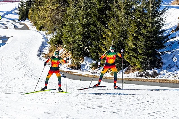 Litevští biatlonisté ukázali olympijské kombinézy. Vyráběla je česká firma