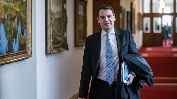 Rutte ocenil muniční iniciativu, Macinka mu vysvětlil rozdílné postoje členů vlády. Otázce na účast Pavla na summitu se vyhnul