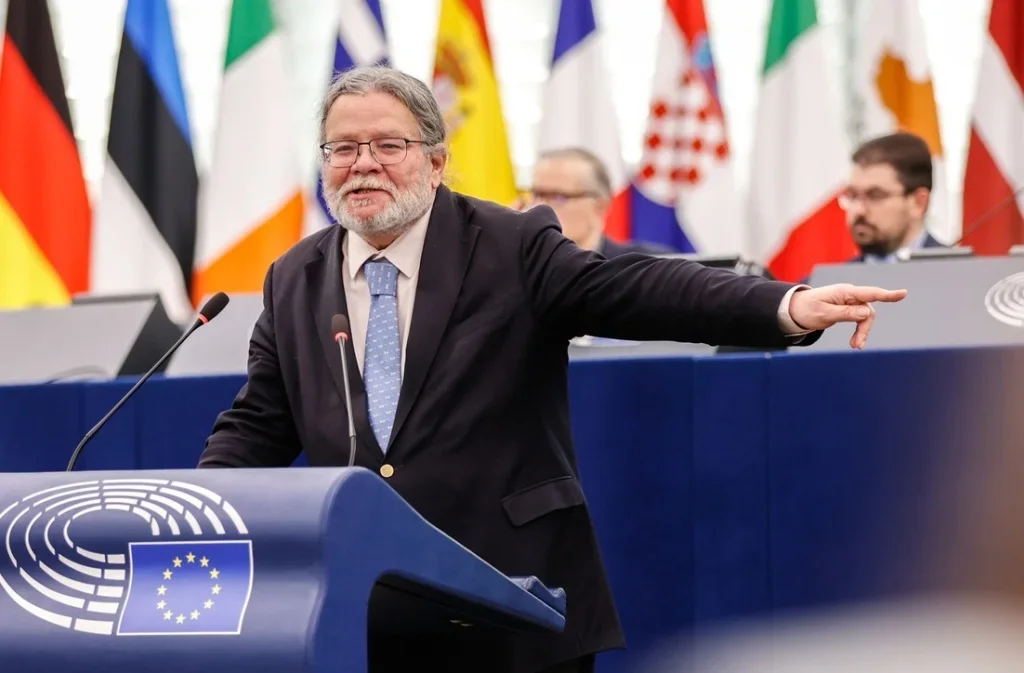 Jsme za klauny. Macinka používá mafiánské praktiky. Europoslanci ODS hodnotí hradní kauzu