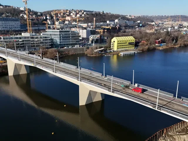 Dvorecký, nebo Anežky České? Praha hledá jméno pro most