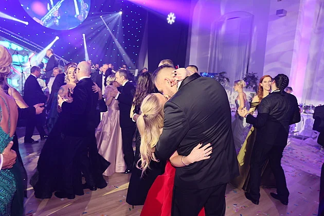 Vášnivá líbačka na parketu: Dominika Myslivcová se na Plese jako Brno neudržela