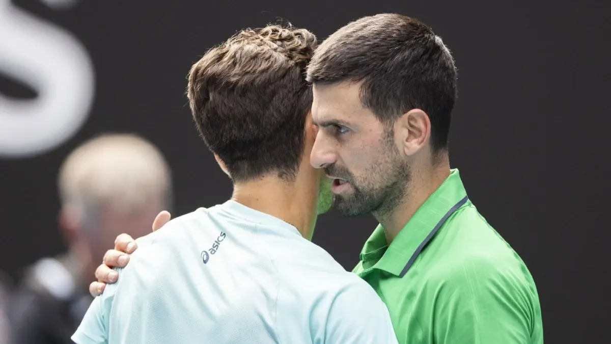 Djokovič v suchém triku. Postup do semifinále Australian Open získal téměř zadarmo