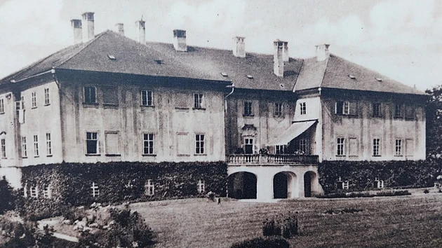 Filmaři točí komedii s Prachařem a Ramba na zámku v Lukách. Ten se prodává