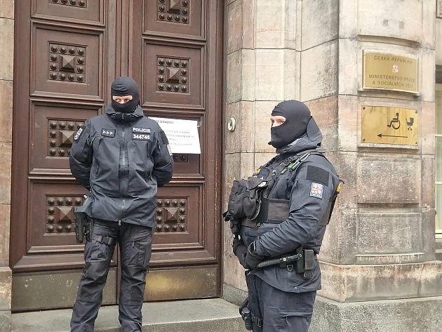 Razie policie na Městském úřadu Černošice. Zadržela celkem 16 lidí