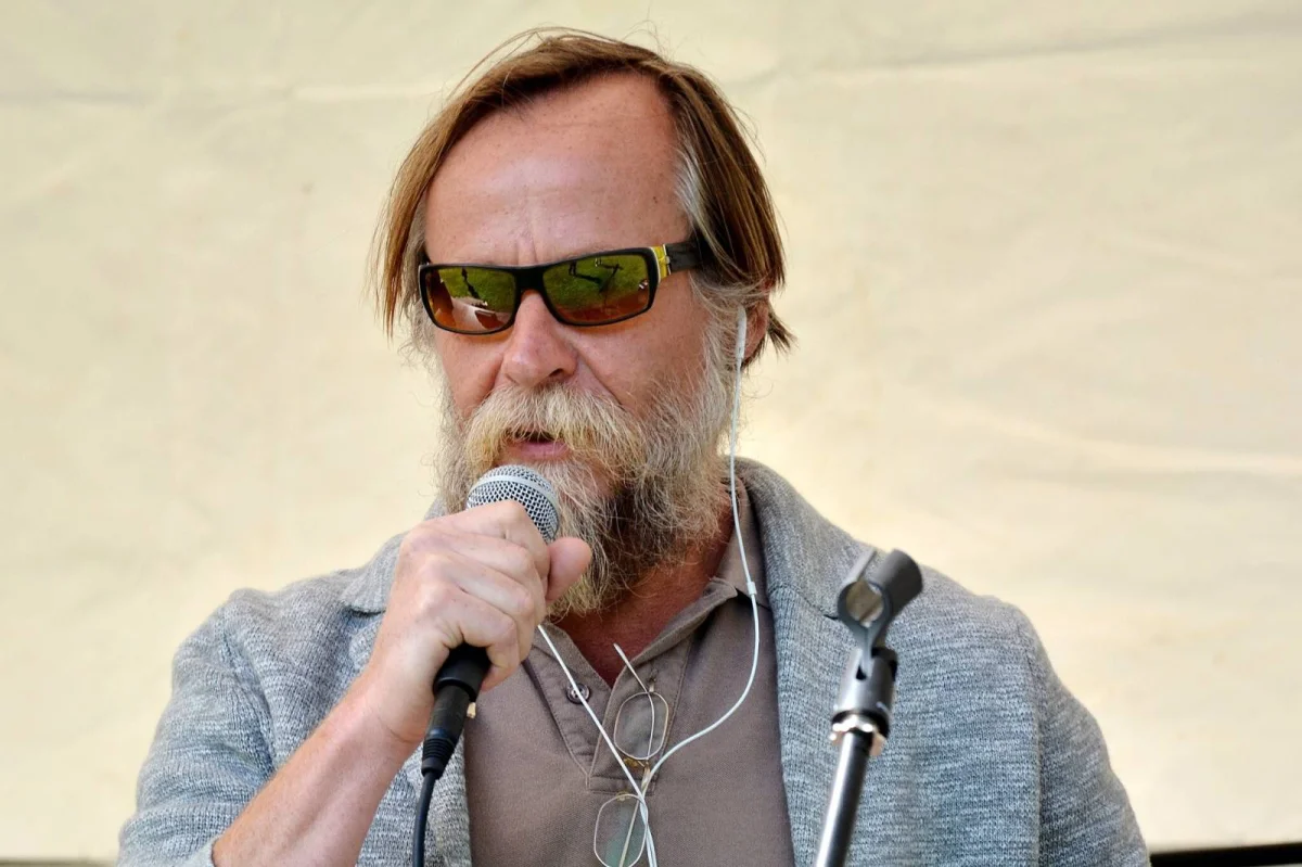 Karel Roden vyměnil Hollywood za hnůj a gumáky. Na zámku dře s bratrem od rána do večera