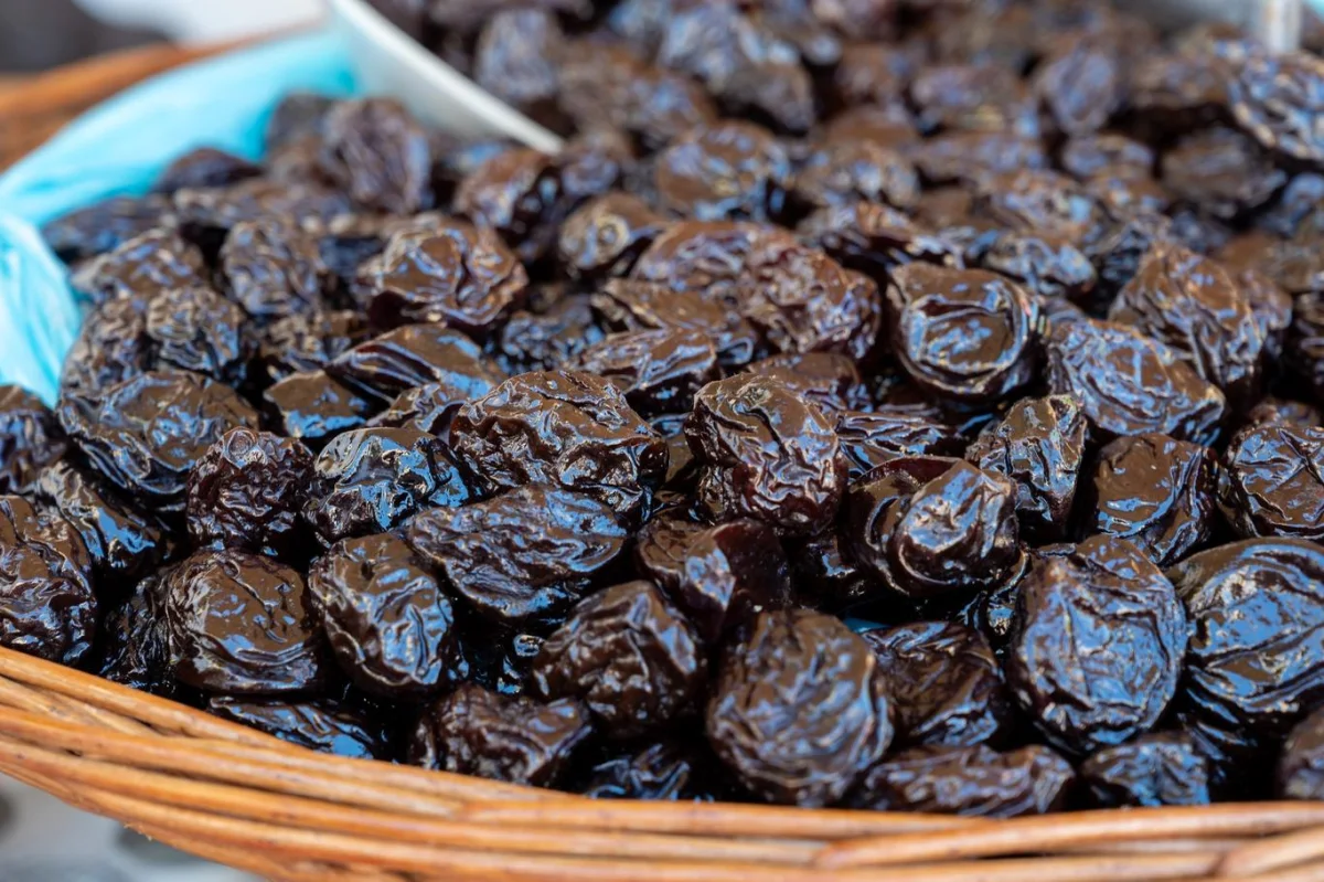 Zbyly vám sušené švestky? Udělejte z nich „falešné maso“ do omáčky podle receptu z Podkrkonoší