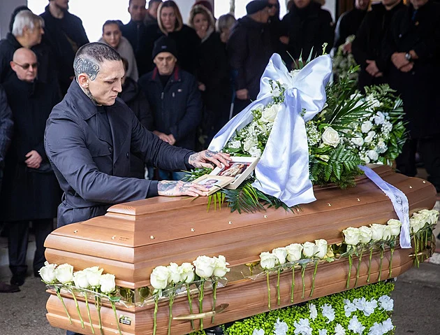 Nejsilnější momenty pohřbu Moniky Jákliové (†31): Boráros plakal nad rakví, snoubence podpírali