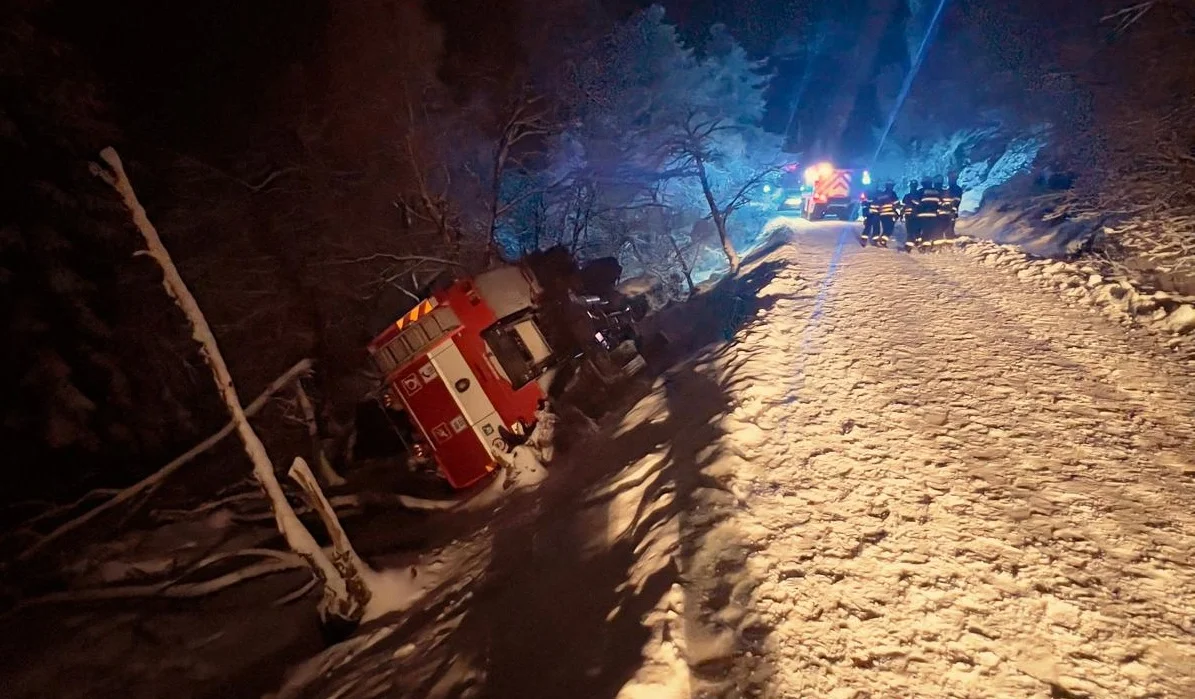 Na Děčínsku havarovali cestou k nehodě hasiči. S cisternou se převrátili mimo silnici