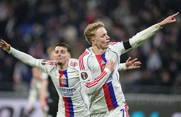 Z padoucha hrdinou. Karabec po zpackané penaltě poslal Lyon na první místo v EL
