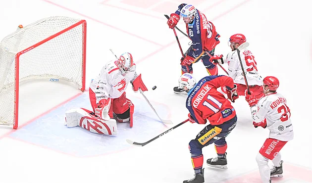 ONLINE: Třinec hostí Pardubice, Vary hrají o čtyřku s Libercem. Sparta vyzve Boleslav