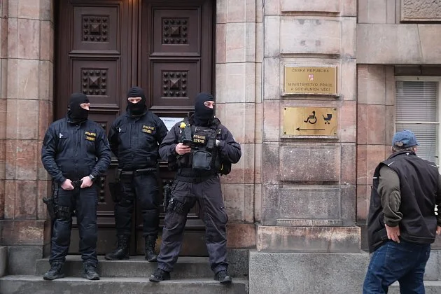 Zásah na černošickém úřadu: Policie obvinila 16 lidí kvůli podvodům s řidičáky