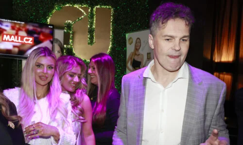 Vémola přijel pro manželku na večírek s Jágrem. Oběma pak vyznal své city