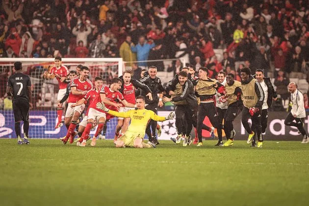 Extáze po gólu brankáře. Stadion skoro spadl, smál se trenér Mourinho