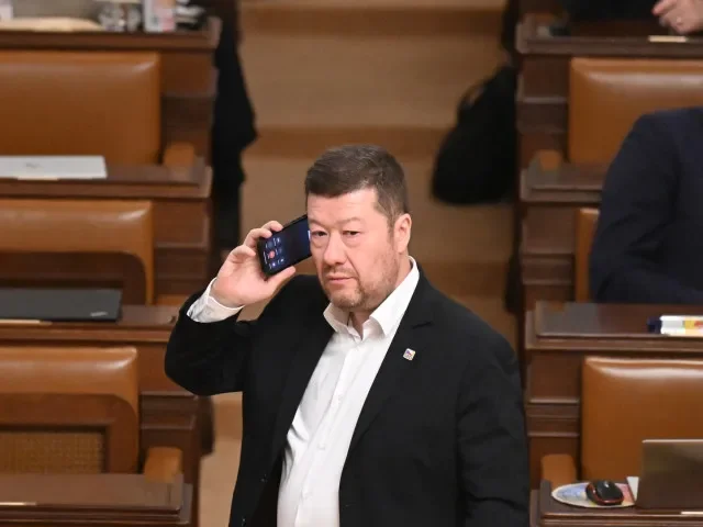 „Tomia bych možná přesvědčil,“ psal Macinka na Hrad k L-159. Okamura se ostře ohrazuje