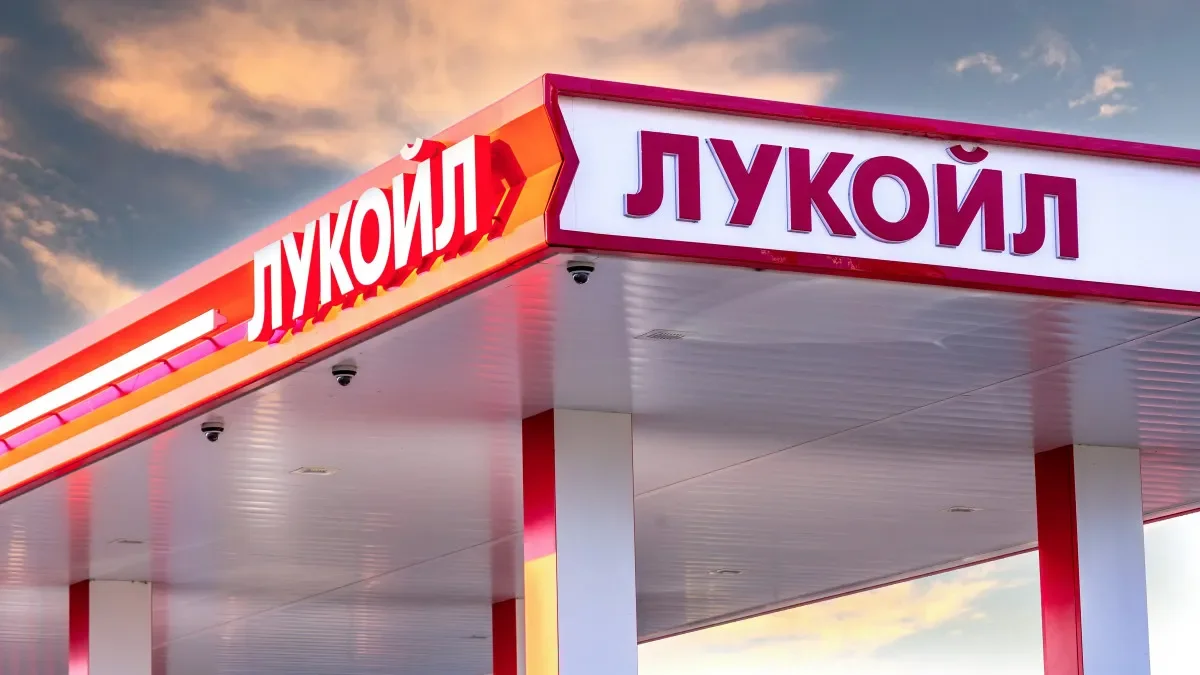 Lukoil pod tlakem sankcí prodává klíčová zahraniční aktiva. Americký Carlyle přebírá impérium za miliardy