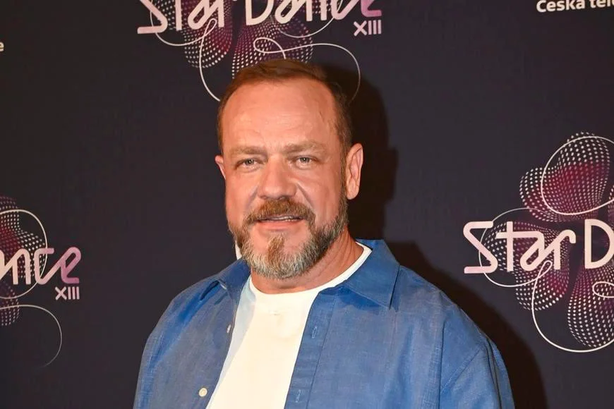 „Občas prásknu do stolu,“ říká herec Filip Blažek o životě v domácnosti, kde vládnou ženy