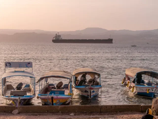 Írán oznámil cvičení s ostrou střelbou v Hormuzském průlivu, klíčové tepně obchodu s ropou