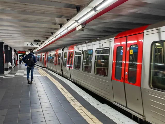 „Vezmu tě s sebou.“ Migrant z Jižního Súdánu v Hamburku strhnul dívku pod metro. Oba přejel vlak