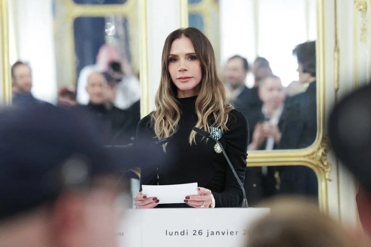 Co vás tento týden nenechalo v klidu: Film Hříšníci i stylová Victoria Beckham s novým titulem důstojnice
