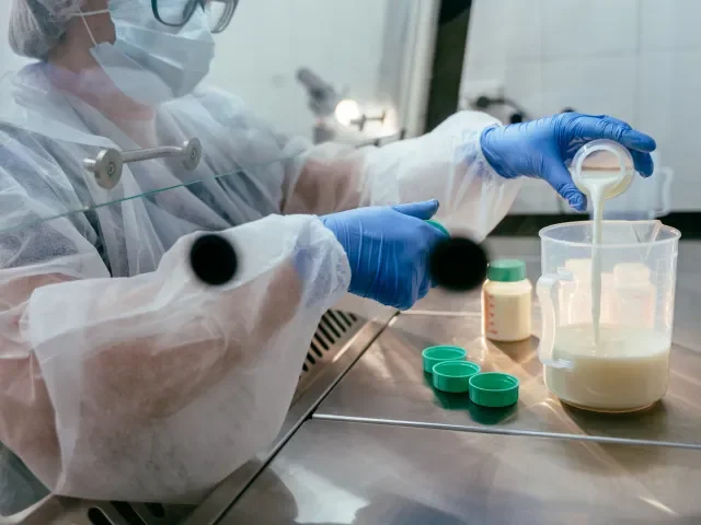 Výrobci stahují z trhu několik tisíc balení kojenecké výživy. Může obsahovat toxin