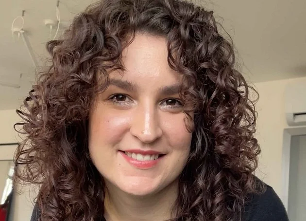 Vyhodili ji z práce kvůli nemocnému dítěti. Zachránily ji kudrnaté vlasy