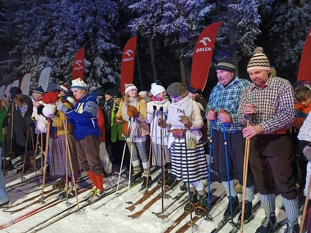 Historičtí lyžníci zahájili Jizerskou 50. Rum vítězi závodu zabavila manželka