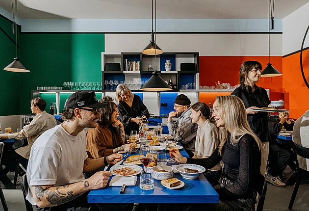 „Staří známí“ z centra Prahy se svými dobrotami nově usadili do Holešovické tržnici. Přijďte taky ochutnat!