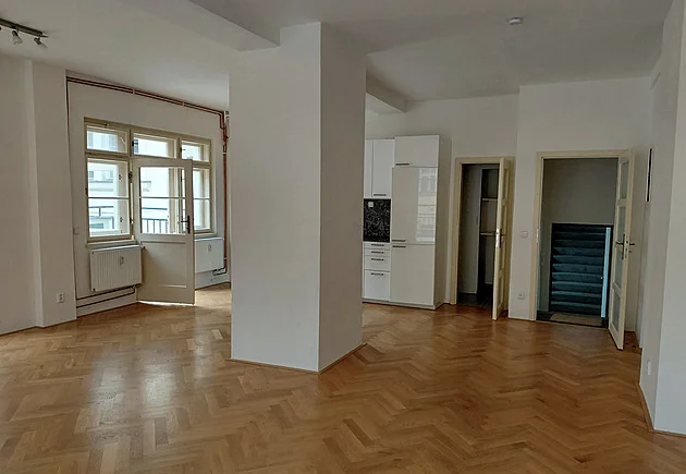 Pronajímají největší jednopokojový byt po slavné české zpěvačce, málokdo ví, že vyhořel