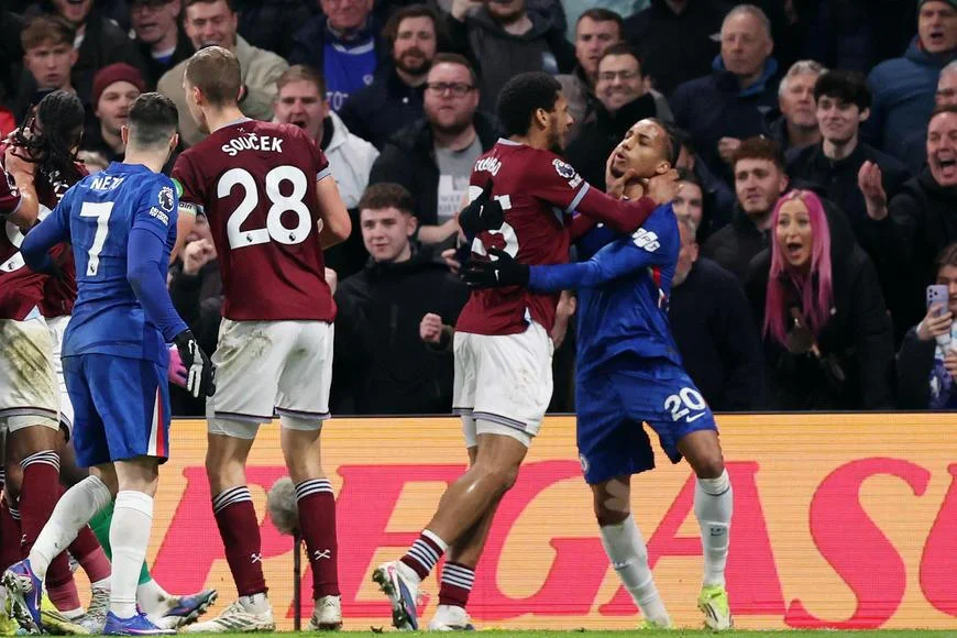 Strkanice, červená a porážka. Souček přihlížel, jak West Ham ztrácí vedení 2:0