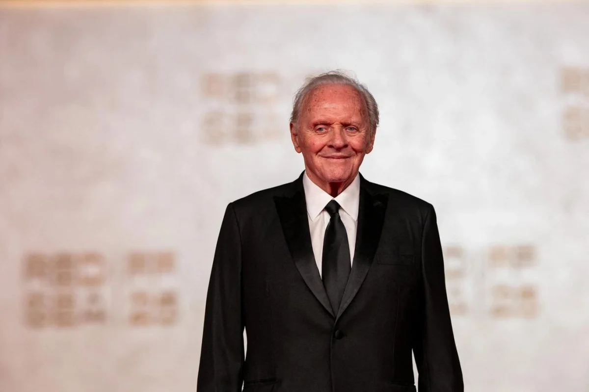 Sir Anthony Hopkins žije s Aspergerovým syndromem. K vlastní ženě cítil odpor. Proč mu říkali „bezmozek“?