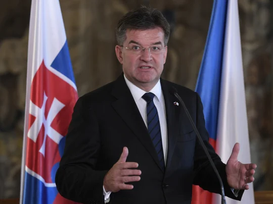 Ficův poradce Lajčák spojovaný médii s Epsteinem končí ve funkci