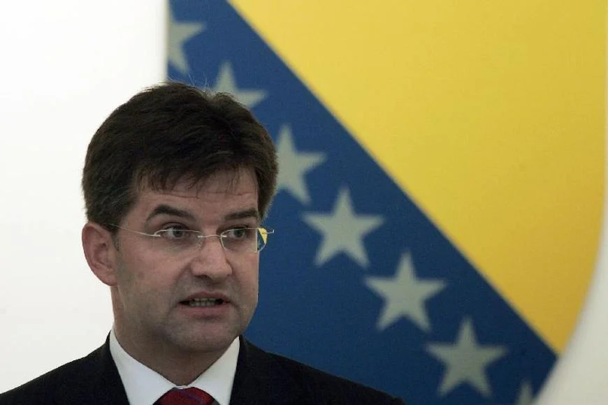 Ficův poradce Lajčák končí. Vaz mu nakonec zlomily Epsteinovy spisy