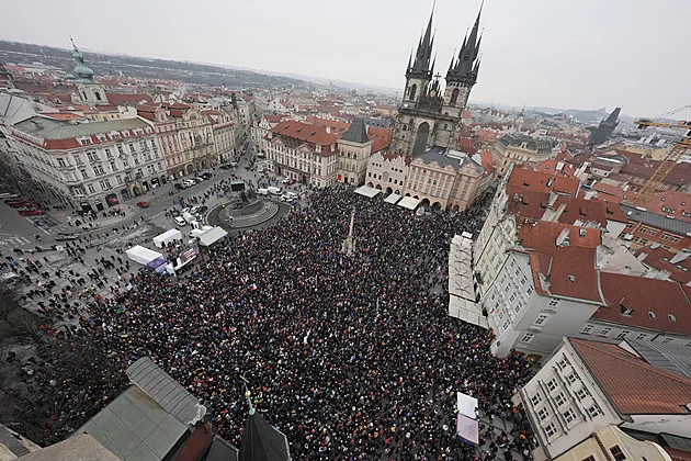 „Vojna za Pavla.“ Demonstranti se sešli v centru Prahy na podporu prezidenta, Pařížská ulice je uzavřená