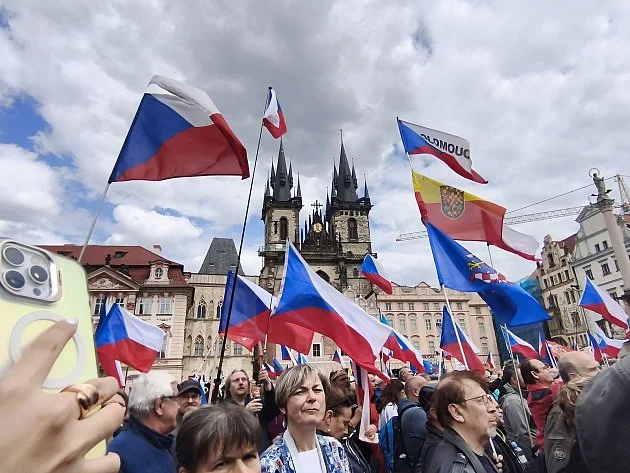 Čvančarová, Šebek či Saudková. Osobnosti podpořily demonstraci za prezidenta