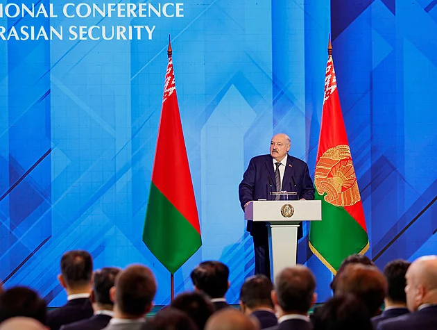 Místo Putina zatím jen Lukašenko. Bělorusko se připojilo k Trumpově Radě míru