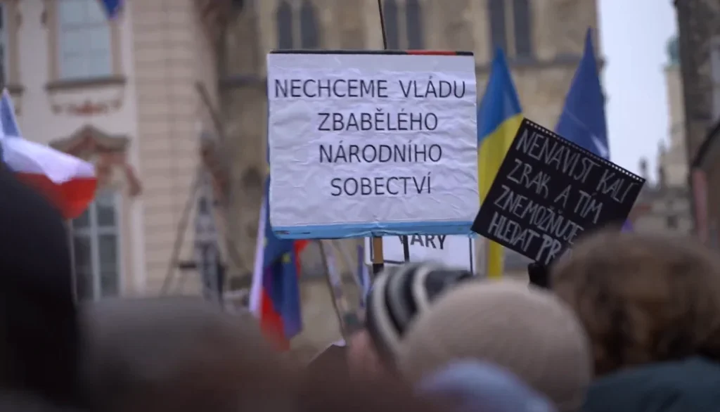 „Máme toho dost!“ Tisíce Čechů demonstrují za prezidenta Pavla