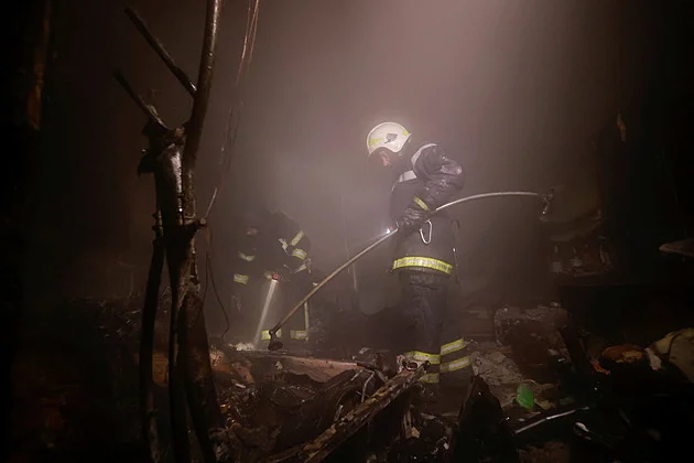Ruský dron zaútočil na autobus u Dnipra, nejméně 15 lidí zemřelo