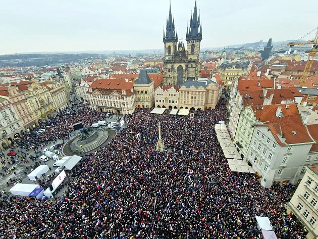 ŽIVĚ: Lidé dorazili podpořit prezidenta na Staroměstské a Václavské náměstí