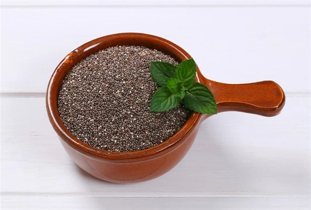 Zařaďte božská chia semínka. Jídlu dodají sytost a potřebnou vlákninu