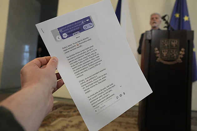 Vlajky, nápisy i sběrači podpisů. V Praze se scházejí tisíce lidí na akci za Pavla