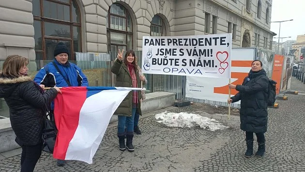 OBRAZEM: Lidé z Opavy jeli do Prahy podpořit na demonstraci Petra Pavla