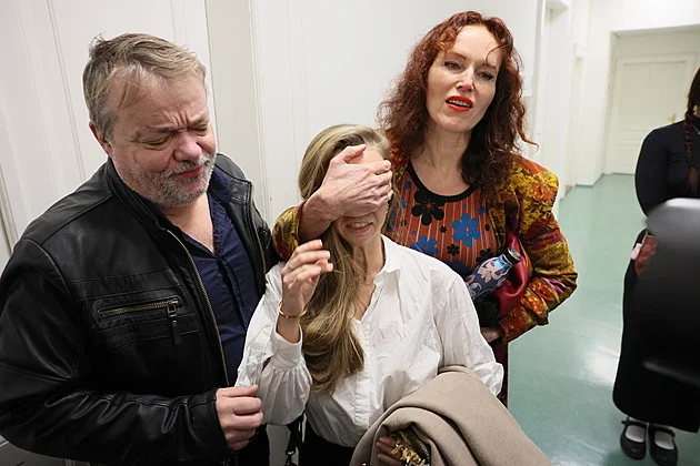 Soud griloval Saudkovu milenku: Proč provokujete manželku Sáru? Výpověď narušena!