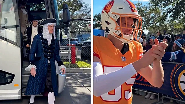 Pastrňák jako generál. Hráči Bostonu a Tampy dorazili na zápas v kostýmech