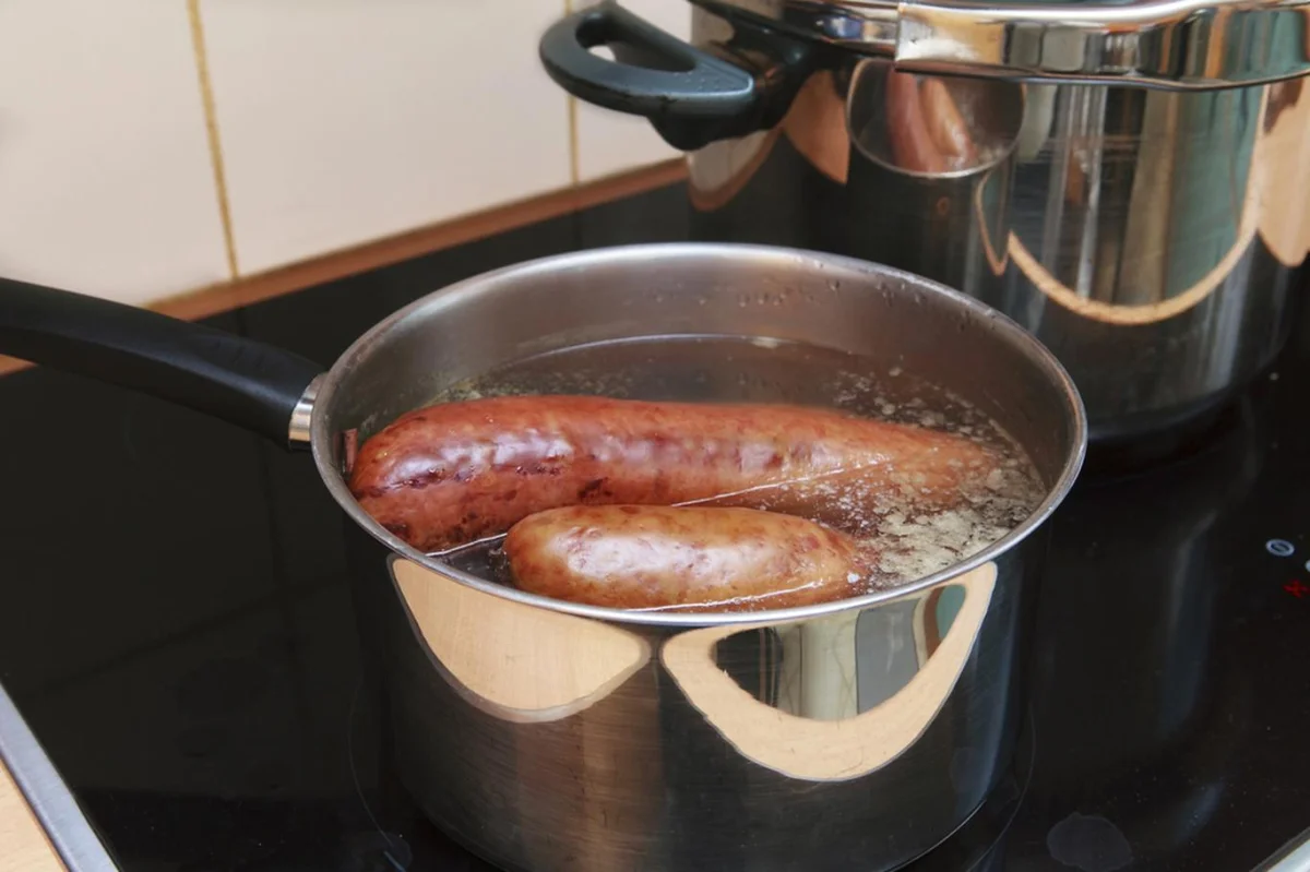 Tuhle chybu při vaření klobás dělá skoro každý. Přitom stačí jedna lžíce a budou křupavější a šťavnatější - Zprávy kondice.cz článek na Media24.cz