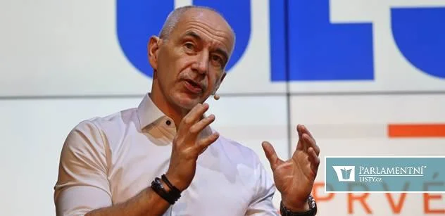 Kuba přišel, pustil video, straníci tleskali. Jenže pak ho viděli jiní lidé