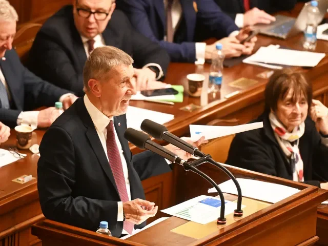 „Politické divadlo, kabaret a pozérství a pokrytectví,“ Babiš kritizuje schůzi o nedůvěře vládě